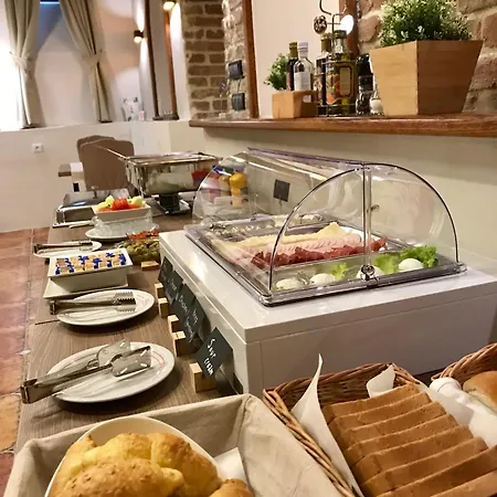 Bed & Breakfast M House